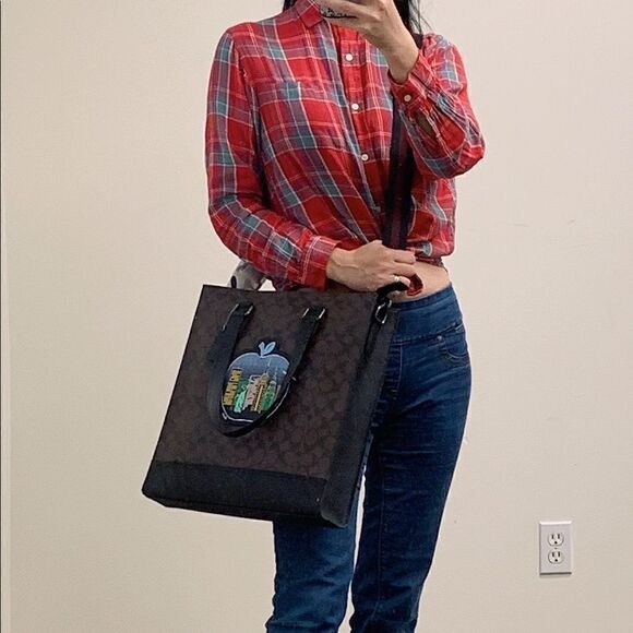 Coach Graham Structured Tote In Signature Canvas With Souvenir Patches - Picture 9 of 16
